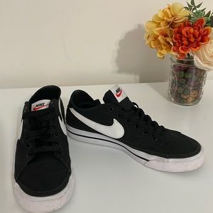 Nike womens court legacy